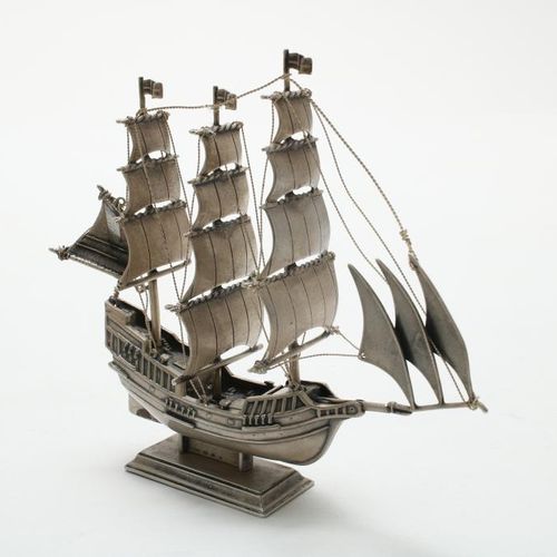 Zilveren miniatuur zeilschip Un velero de plata en miniatura, peso bruto 185gr.6&hellip;