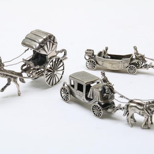 Lot met 3 zilveren miniaturen 各式各样的荷兰迷你模型，毛重186克。拍卖会上有3个银质小模型，总重量186克。
