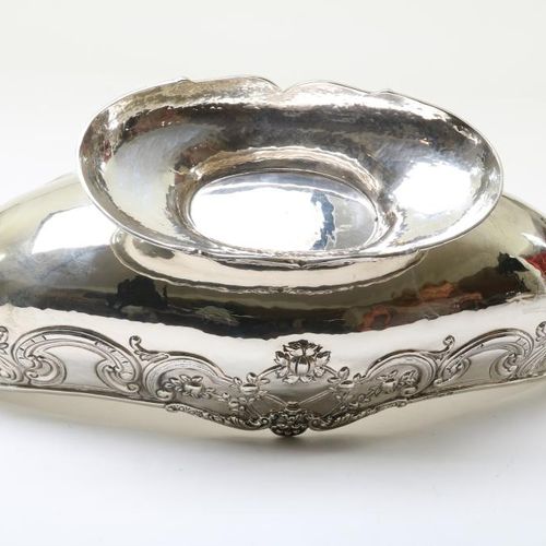 Zilveren jardiniere A silver fruit bowl, decorated with fruit and flowers, 925/0&hellip;