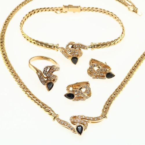 Geelgouden parure 黄金饰品，包括项链、戒指、耳环，镶嵌蓝色蓝宝石和钻石，明亮式切割，约2.5克拉（经测量），750/000，重量48.4克。黄&hellip;
