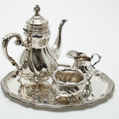 Zilveren thee servies 一套银质茶具，包括糖和牛奶罐，茶壶，放在一个托盘上，毛重822克，德国一套银质茶具，包括糖和牛奶罐，茶壶，放在托盘上&hellip;