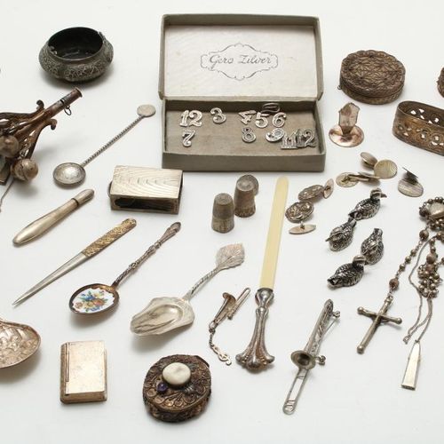 Lot zilverwerk 各类银器各种各样的银器，包括箱信、药盒、勺子、拨浪鼓等。