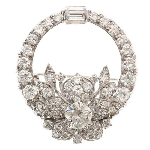 Witgouden krans broche A white golden brooch with brilliant cut diamond 1.06 and&hellip;