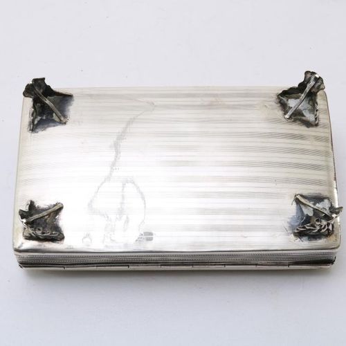 Zilveren doos gemonteerd op krulpoten 荷兰银盒。安装在卷曲腿上的银盒，用绿色织物覆盖，桌面上有装饰和带有名字的奖章。19世&hellip;