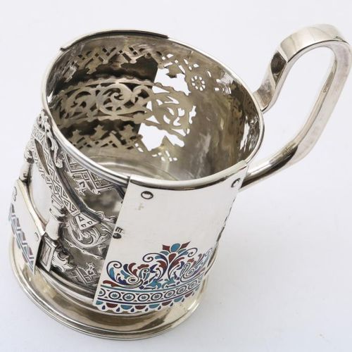 Zilveren theeglas houder 一个银质茶杯架，莫斯科1895年，毛重222克。银质茶杯架，穿孔，有蓝色/红色珐琅装饰，925/000，莫斯科&hellip;