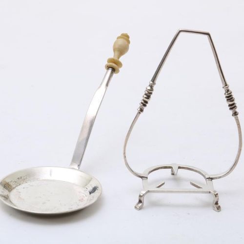 Zilveren miniatuur steelpan en hangtreef Dutch silver miniature skillet with tre&hellip;