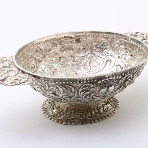 Zilveren brandewijnkom A Dutch silver brandy bowl,chased, decorated with flowers&hellip;