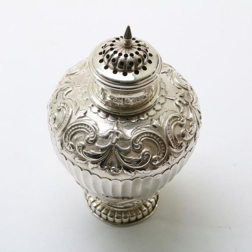Zilveren theebus, holl. Pseudokeur Une boîte à thé en argent avec marques anglai&hellip;