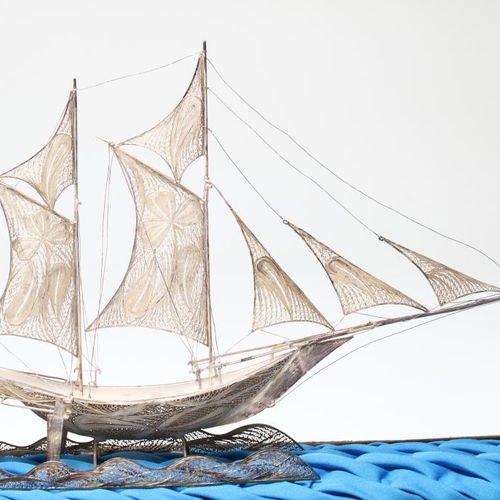 Filigrain zilveren schip in glazen kast 玻璃盒中的银丝船，BWG，估计是印度尼西亚，高18厘米，宽25厘米，重量：约85&hellip;
