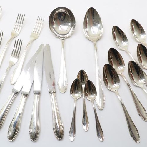 Lot zilveren bestekken 一批各式各样的餐具，约重1300克。一批银质餐具，包括4把刀，2个服务勺，6个汤匙，4个叉子，3个咖啡勺，925/&hellip;