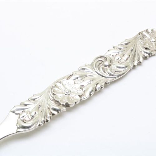 Zilveren pronk vork A silver fork, decorated with rose motives, l. 27cm., gross &hellip;