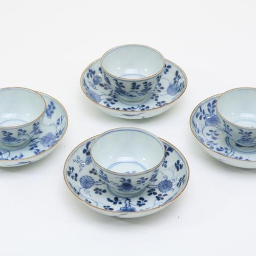 Chinees porselein 4 koppen 5 schotels Chinese porcelain 4 cups and saucers 18th.&hellip;