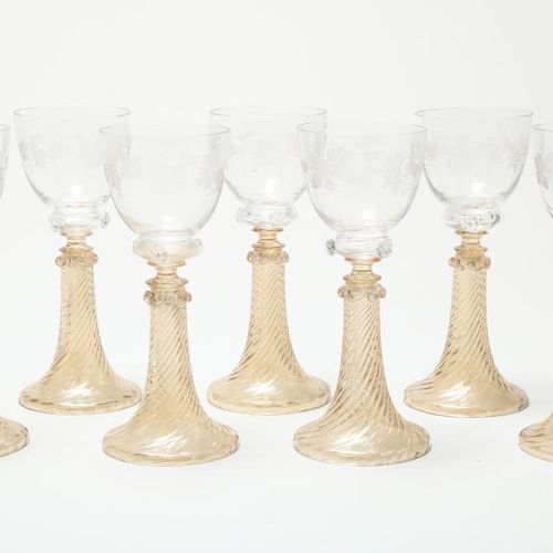 Serie van 7 glazen wijn roemers Un lot avec 7 verres à vinEnsemble de 7 verres à&hellip;