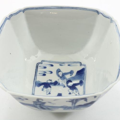 Porseleinen vierkante Kangxi kom 
Cuenco cuadrado de porcelana Kangxi, con decor&hellip;
