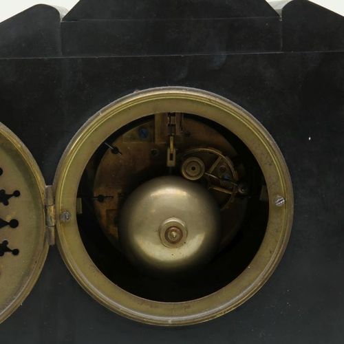 Schouwpendule in marmeren kast Pendulum clock in marble care, with porcelain dia&hellip;