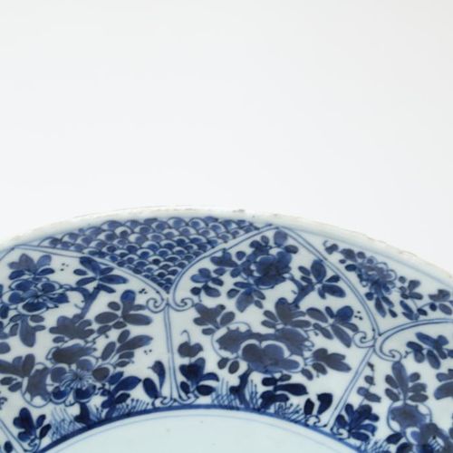 Kangxi schotel, met bloemenmand 康熙瓷碟，装饰有花篮和梅花图案，有双圈标记，直径35厘米。(frittings)康熙瓷碟，中央有&hellip;