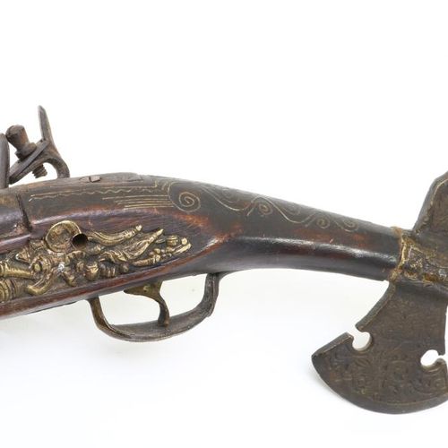 Afrikaans pistool met bijl Piezas de madera y hierro de una pistola de pedernal &hellip;