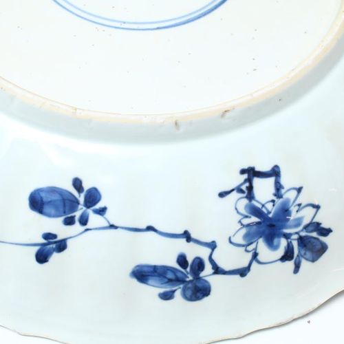 Kangxi schotel, met bloemenmand Soucoupe en porcelaine de Kangxi décorée d'un pa&hellip;