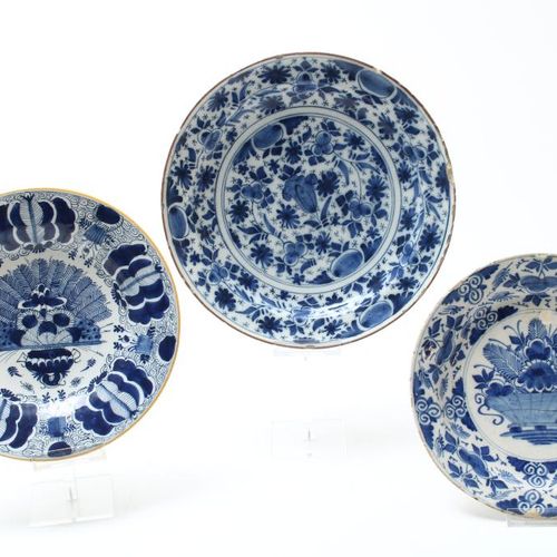 Lot van 3 aardewerk borden, 18e eeuw Lot of 3 pottery dishes, Holland Delft 18 c&hellip;