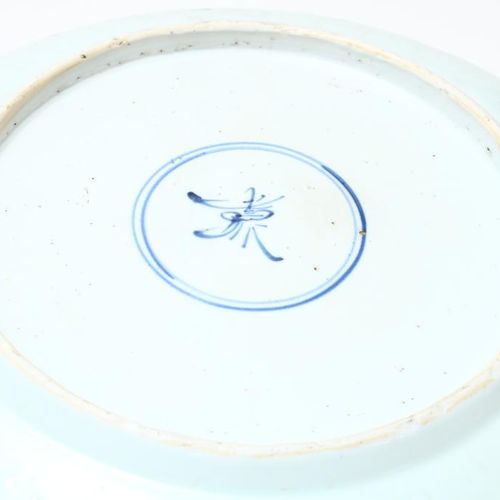 Kangxi schotel, met bloemenmand 康熙瓷碟，装饰有花篮和梅花图案，有双圈标记，直径35厘米。(frittings)康熙瓷碟，中央有&hellip;