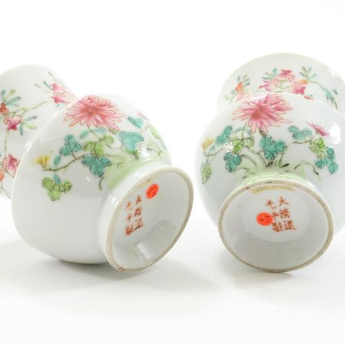 Stel Chinees porseleinen vaasjes Pair of Chinese porcelain vases decorated with &hellip;