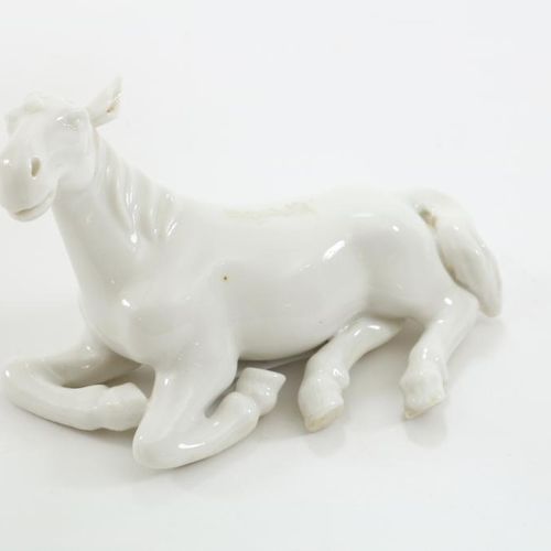 Stel blanc de Chine paardjes a pair of Dehua blanc de china horses, China, h. 6,&hellip;