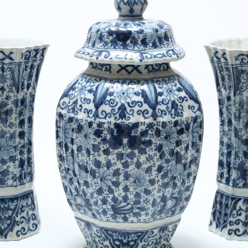 5 delen aardewerk Makkum kaststel Lot of 5 parts pottery Makkum vases with flowe&hellip;