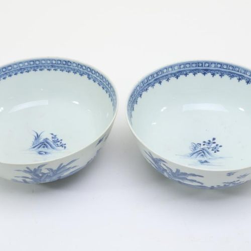 Stel 18e eeuwse Chinese kommen landsch. Paire de bols en porcelaine décorés d'un&hellip;