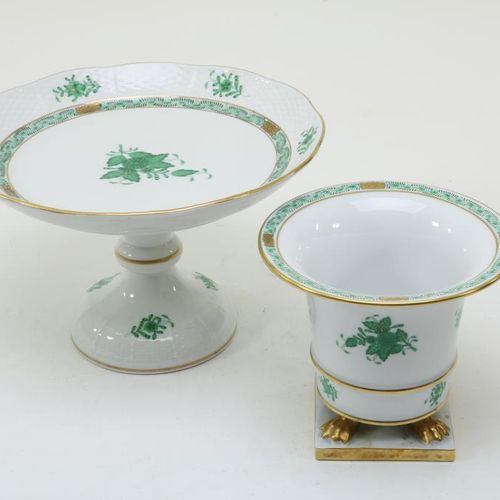 Porseleinen tazza en vaas, Herend Tazza et vase en porcelaine, décorés d'un bouq&hellip;