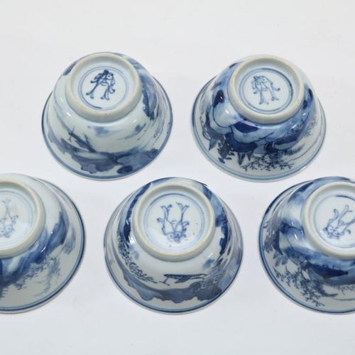 Serie van 5 porseleinen kopjes 
Serie de 5 tazas de porcelana con imagen de casa&hellip;