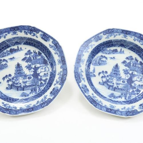 Stel octagonale Qianlong borden, bl. W. Pareja de platos octogonales de porcelan&hellip;