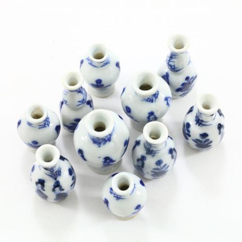 Serie van 10 miniatuur vaasjes Collection de 10 vases miniatures en porcelaine, &hellip;