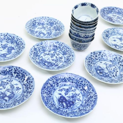 Serie van 8 porseleinen kop en schotels 一套7个康熙瓷杯和8个碟子，装饰有花，中国18世纪，有 div.标记，其中1个杯&hellip;