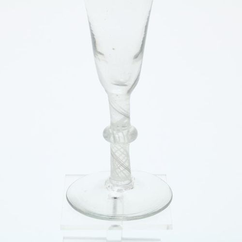 Lot div. Glazen, slinger en roemer 一批吊索釉和朗姆酒杯，18/19世纪（2个碎片）。一套手工吹制的带纽扣的吊杯和3个双吊杯，&hellip;