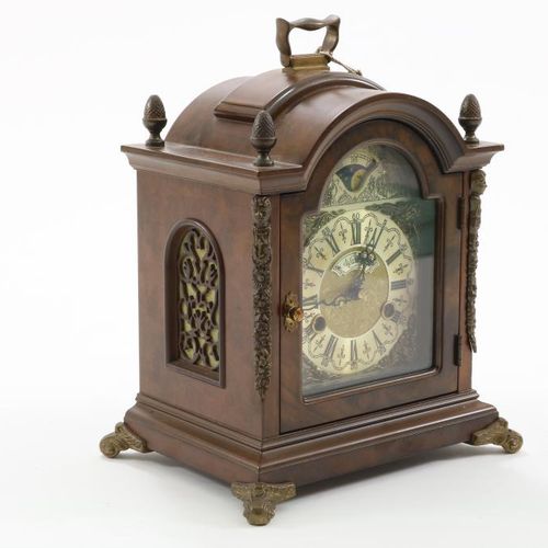 Tafelklok in noten kast, Warminck Reloj de mesa Warminck, h. 28 cm.Reloj de mesa&hellip;
