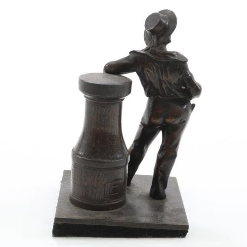 Brons, man leunend tegen pilaar Unknown, bronze sculpture, man leaning against p&hellip;