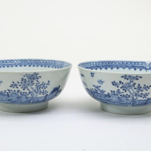 Stel 18e eeuwse Chinese kommen landsch. Pair of porcelain bowls decorated with w&hellip;