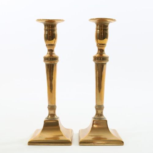 Stel messing 1-lichts kandelaars 一对黄铜单灯烛台，佛兰德斯19世纪，高24厘米。一对黄铜单灯柱形烛台，放置在方形底座上，铆钉脚&hellip;