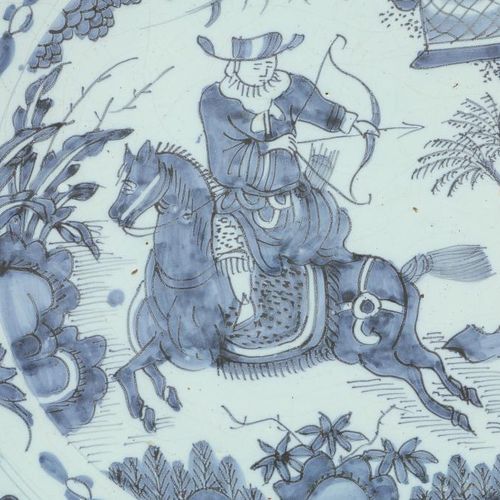 Een Delftse schotel met Chinoiserie A Dutch Delft charger with Chinoiserie decor&hellip;