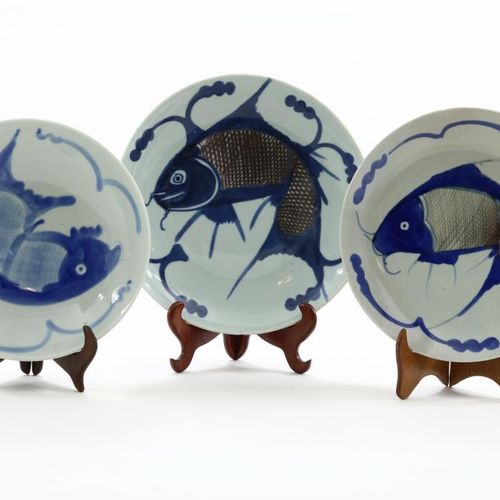 Serie van 3 porseleinen borden A set of 3 porcelain plates decorated with capers&hellip;