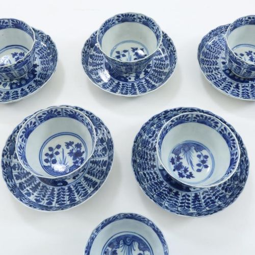Serie van 6 kopjes en 5 schotel, China 系列6个瓷杯和5个碟子，带花纹，有4个康熙字样，中国19世纪，（都有缺口）一系列6&hellip;