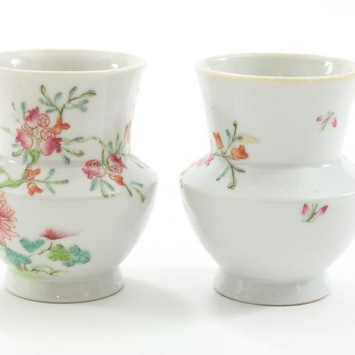 Stel Chinees porseleinen vaasjes 一对中国瓷器花瓶，装饰有粉红色的花朵，底部有红色标记，Dua Guang（标记和时期）h. 1&hellip;