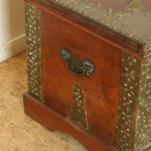 Hardhouten Koloniale kist, Rosewood Colonial chest, with brass handles, British &hellip;