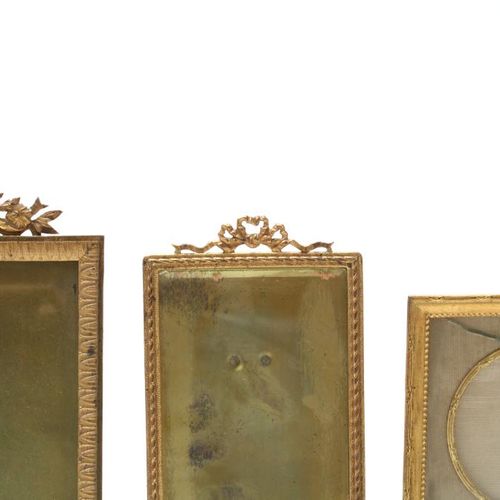 5 diverse fotolijsten zilver 3 verguld 一批5个相框，一个荷兰银质相框，上面装饰着一个女王，一个银质相框由一个钱包制成，3&hellip;