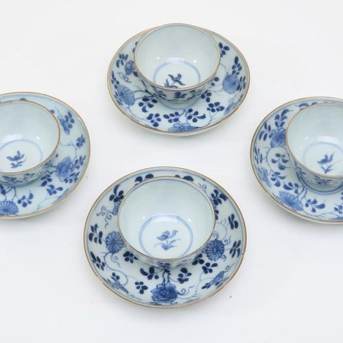 Chinees porselein 4 koppen 5 schotels 中国瓷器4杯和碟子 第18届。世纪乾隆，绘有花和叶，杯高4.5厘米，碟子直径：12厘&hellip;
