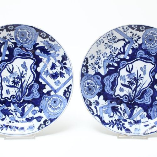 Serie van 4 aardewerk borden 一套4个陶盘，装饰有花，代尔夫特18世纪，标记：瓷爪，直径22厘米。一套4个陶制锡盘，中央装饰有鲜花，&hellip;