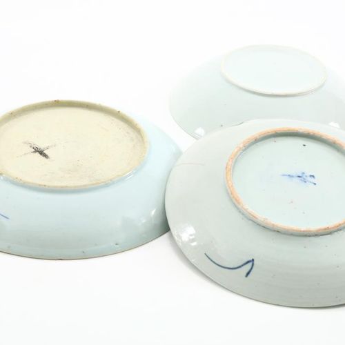 Serie van 3 porseleinen borden Un ensemble de 3 assiettes en porcelaine décorées&hellip;