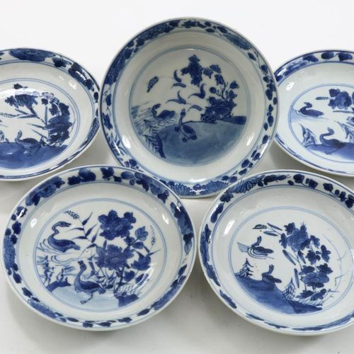 Serie van 5 porseleinen schotels Ensemble de 5 plats en porcelaine décorés de 2 &hellip;