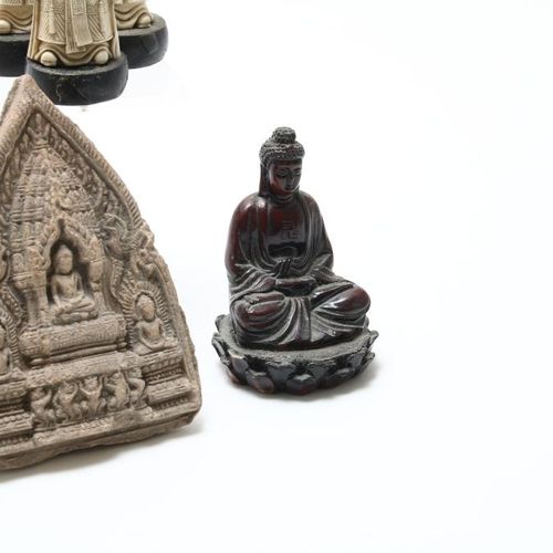 Lot div. Boeddha en Amuletten Lot consisting of div. Carved Buddha sculptures an&hellip;