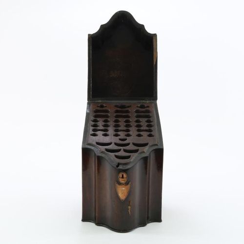 Mahonie bestek cassette 桃花心木乔治三世喜来登时期的蛇形前刀盒，有原配的内部和支架。英国约1780年，高39，宽22，长25厘米。(各种&hellip;